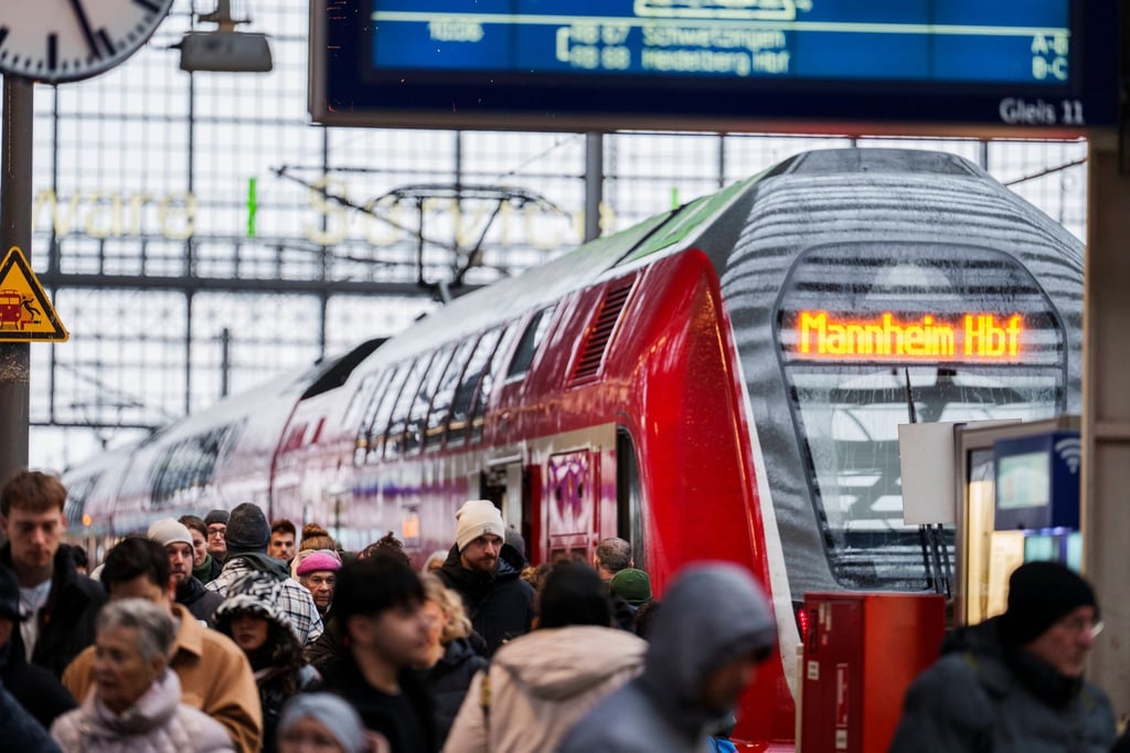 Zum Anrollen des Zugverkehrs auf der sanierten Riedbahn kam es noch zu Verspätungen - es ruckelt sich aber ein.
