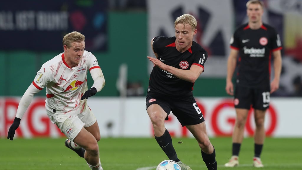 Xaver Schlager (l.) im Pokalspiel zwischen RB Leipzig gegen Eintracht Frankfurt.