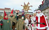 Weihnachts- und Märchenfiguren aus aller Welt kamen zur Eröffnung der Klosterweihnacht mit Booten am Saaleufer in Bernburg an. 