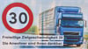 Unter anderem mit solchen Tempo-30-Plakatierungen bitten die Uhrsleber insbesondere Lkw schon länger um Vorsicht und Rücksichtnahme. 