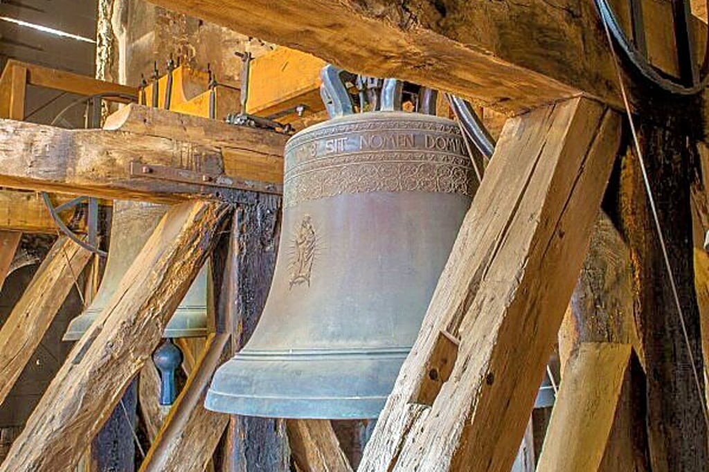 Auch diese Glocke des Dreiergeläuts der Naumburger Wenzelskirche ist beschädigt.