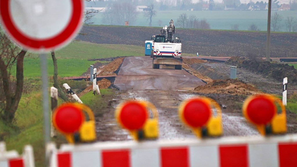 Seit einem Jahr ist die K 1234 wegen Schäden gesperrt. Doch nicht alle Schäden sollen behoben werden. Erkennbar ist der bereits sanierte Bereich, ebenso aber auch der Zustand der Straße vor der Baustelle.