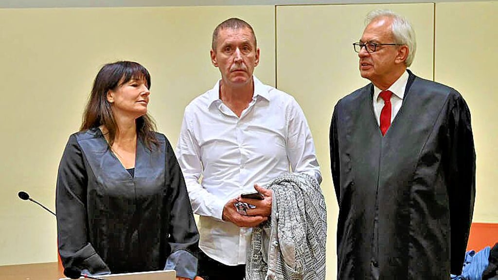 Manfred Genditzki (Mitte) mit seinen Verteidigern.