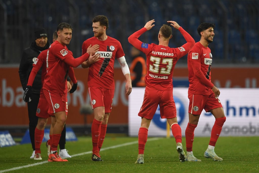 Die Spieler der SV Elversberg feiern die Tabellenführung in der 2. Liga.