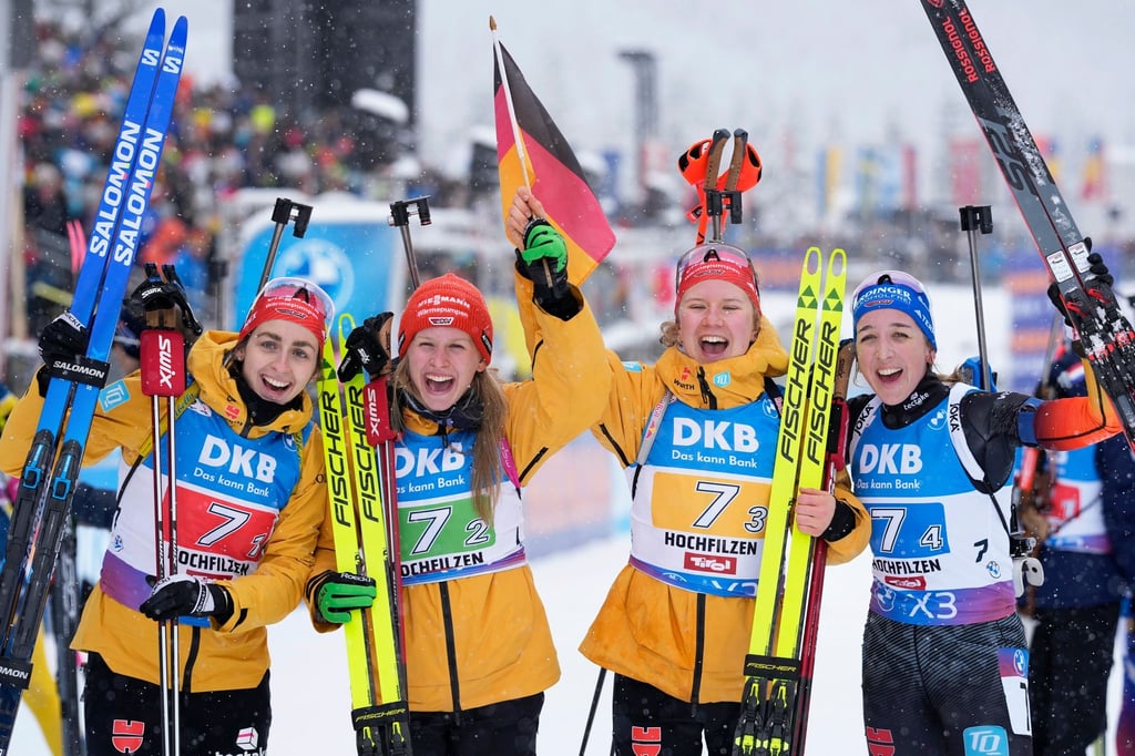 Die deutschen Skijägerinnen gewinnen die Staffel in Hochfilzen.