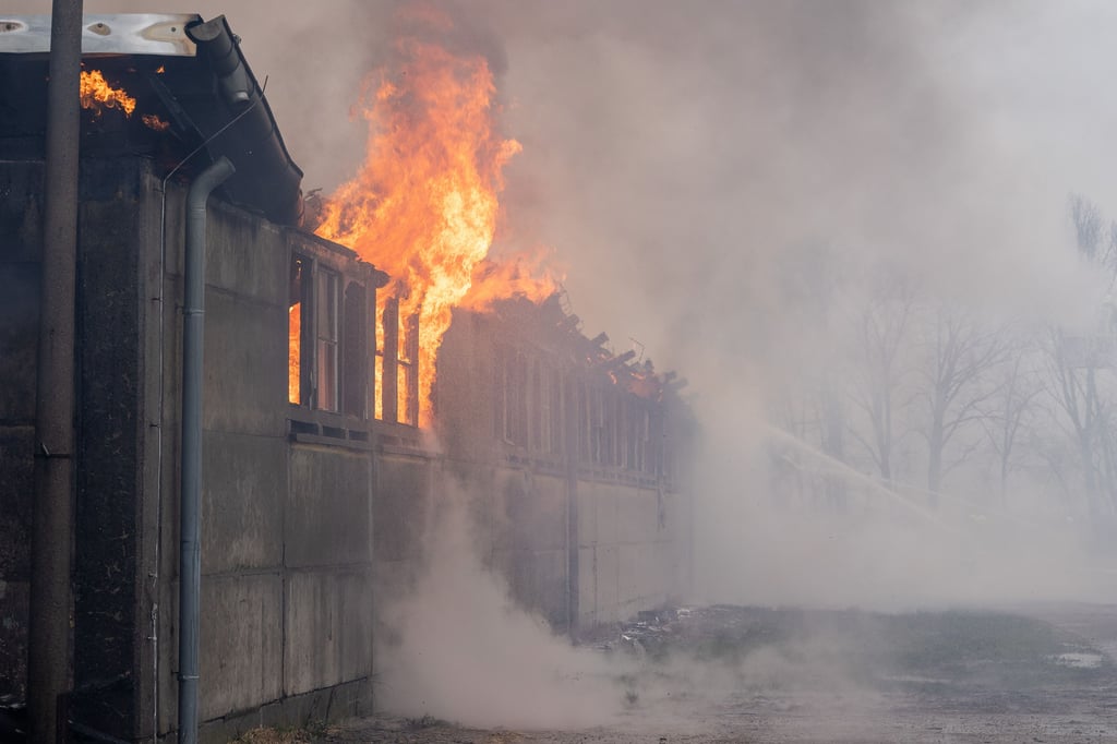 Die Scheune steht zu Beginn des Einsatzes im Vollbrand.