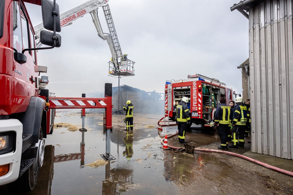 Das viele Löschwasser flutet den Hof des Landguts.