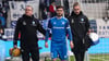 Samuel Loric verlässt das Spielfeld gegen den SC Paderborn. Der Linksverteidiger des 1. FC Magdeburg hatte sich in seiner ersten Szene der Partie am Fuß verletzt.