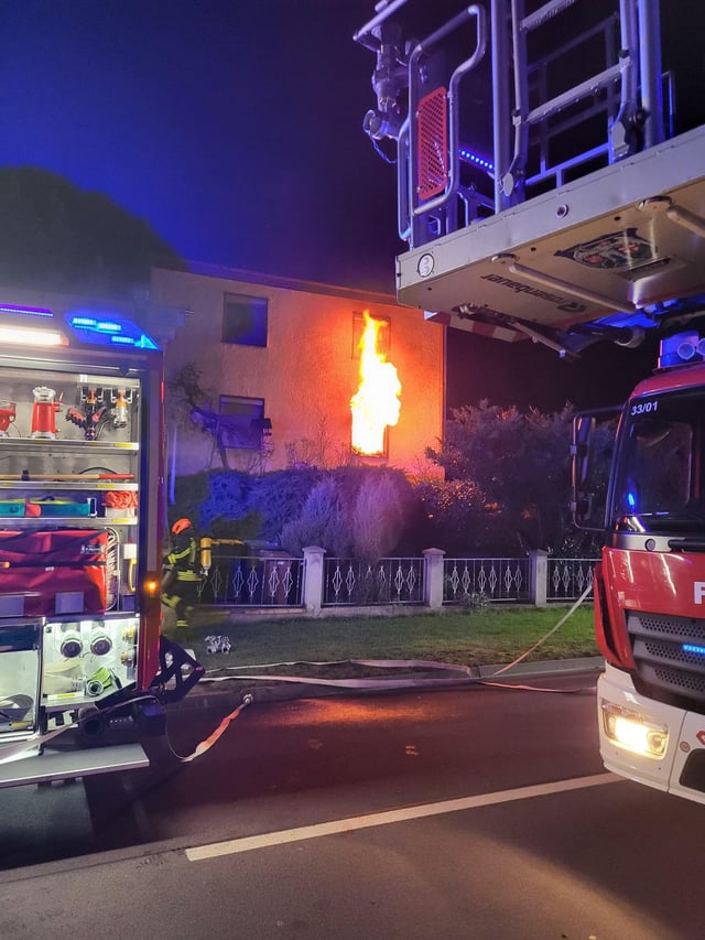 Wohnungsbrand in Ortsteil von Zeitz Feuerwehr in Theißen tote Person