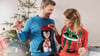 „Ugly Christmas Sweater“ werden dann zum Hingucker, wenn der Rest des Outfits eher dezent gehalten ist.