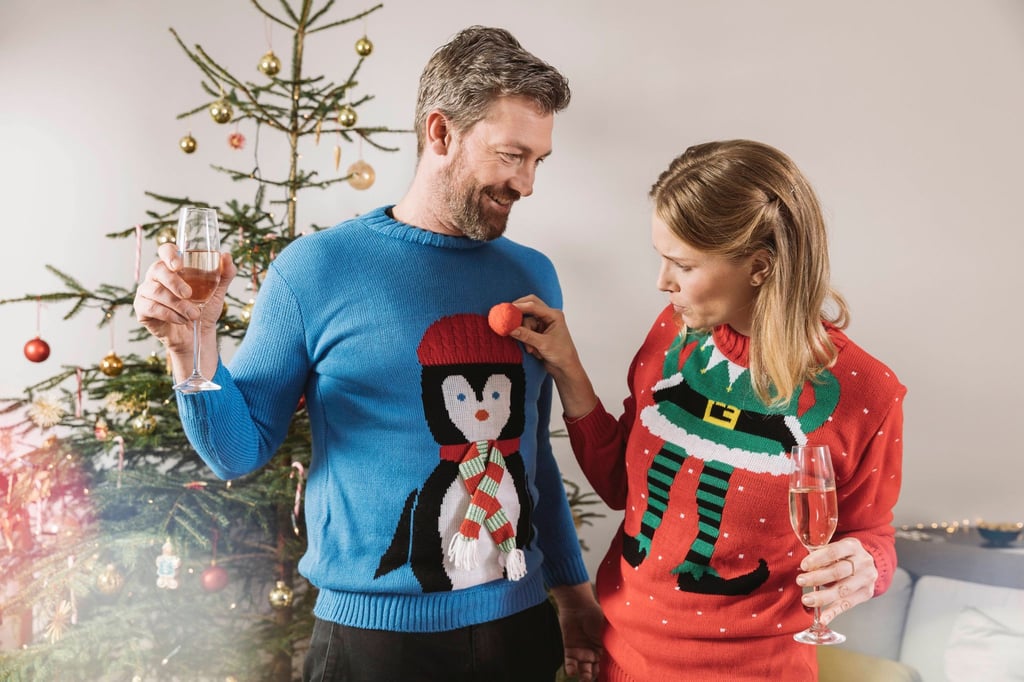 „Ugly Christmas Sweater“ werden dann zum Hingucker, wenn der Rest des Outfits eher dezent gehalten ist.