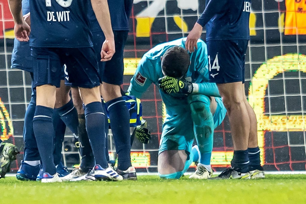 Nach dem Feuerzeug-Wurf auf Bochums Torwart Patrick Drewes stand das Spiel vor dem Abbruch.