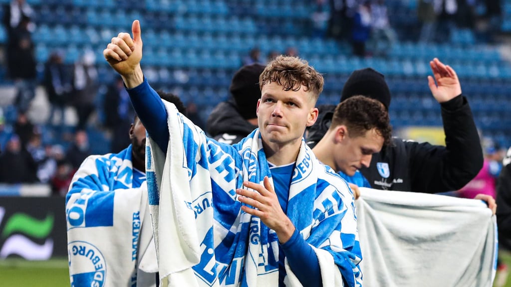 Philipp Hercher bedankt sich nach dem 1:1 gegen den SC Paderborn bei den Fans des 1. FC Magdeburg in der Avnet-Arena.