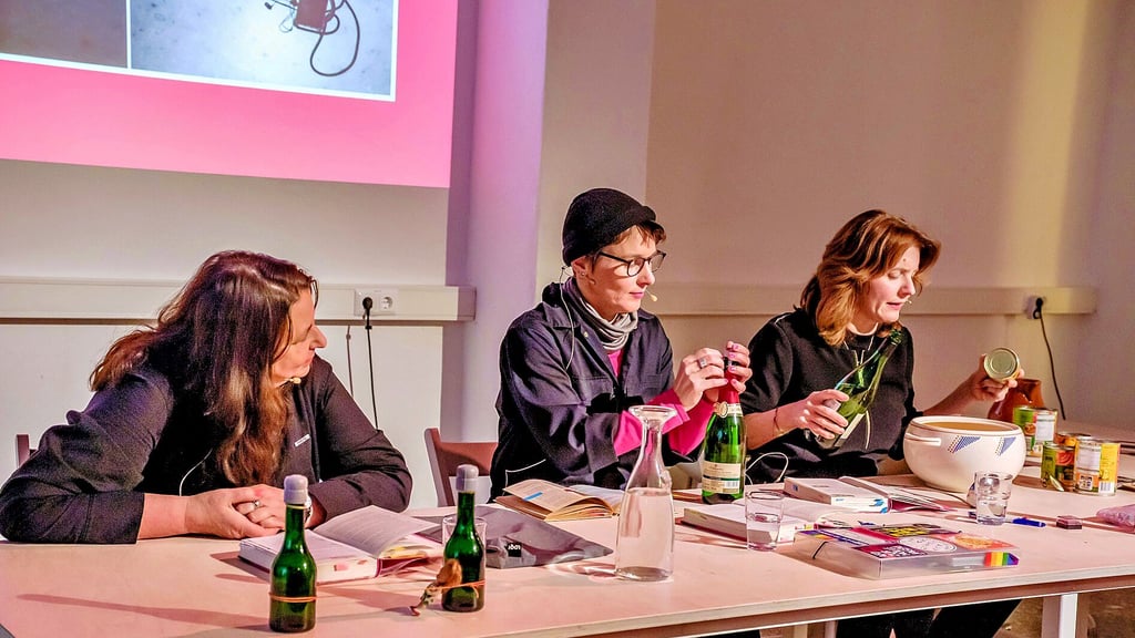 Annett Gröschner, Wenke Seemann und Peggy Mädler haben das Buch „Drei ostdeutsche Frauen betrinken sich und gründen den idealen Staat“ geschrieben. Jetzt waren sie damit bei einer Lesung in Wittenberg zu erleben.