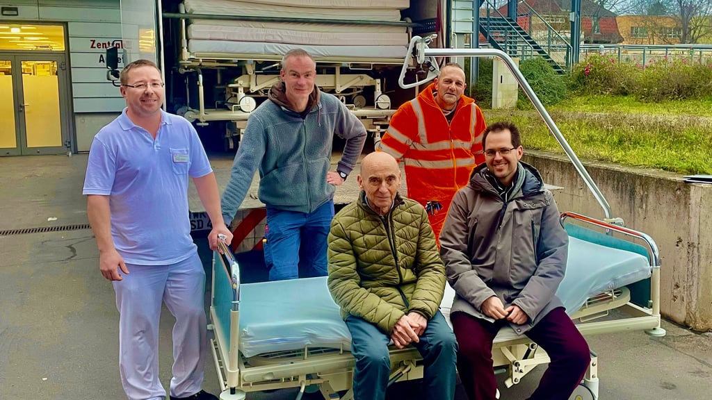 Beim Abholen der Krankenhausbetten aus Quedlinburg: Organisator Karl Berke (vorne von links) und Fabian Gäde (Abteilungsleiter Logistik / Betriebsbeauftragter für Abfall Harzklinikum) sowie Florian Gabriel (Teamleiter Hol- und Bringedienst Harzklinikum, hinten von links), Marcel Meyer (Leiter Wertstoffhof Ilsenburg / Bauhof Ilsenburg) und Thorsten Hildebrand (Mitarbeiter Bauhof).