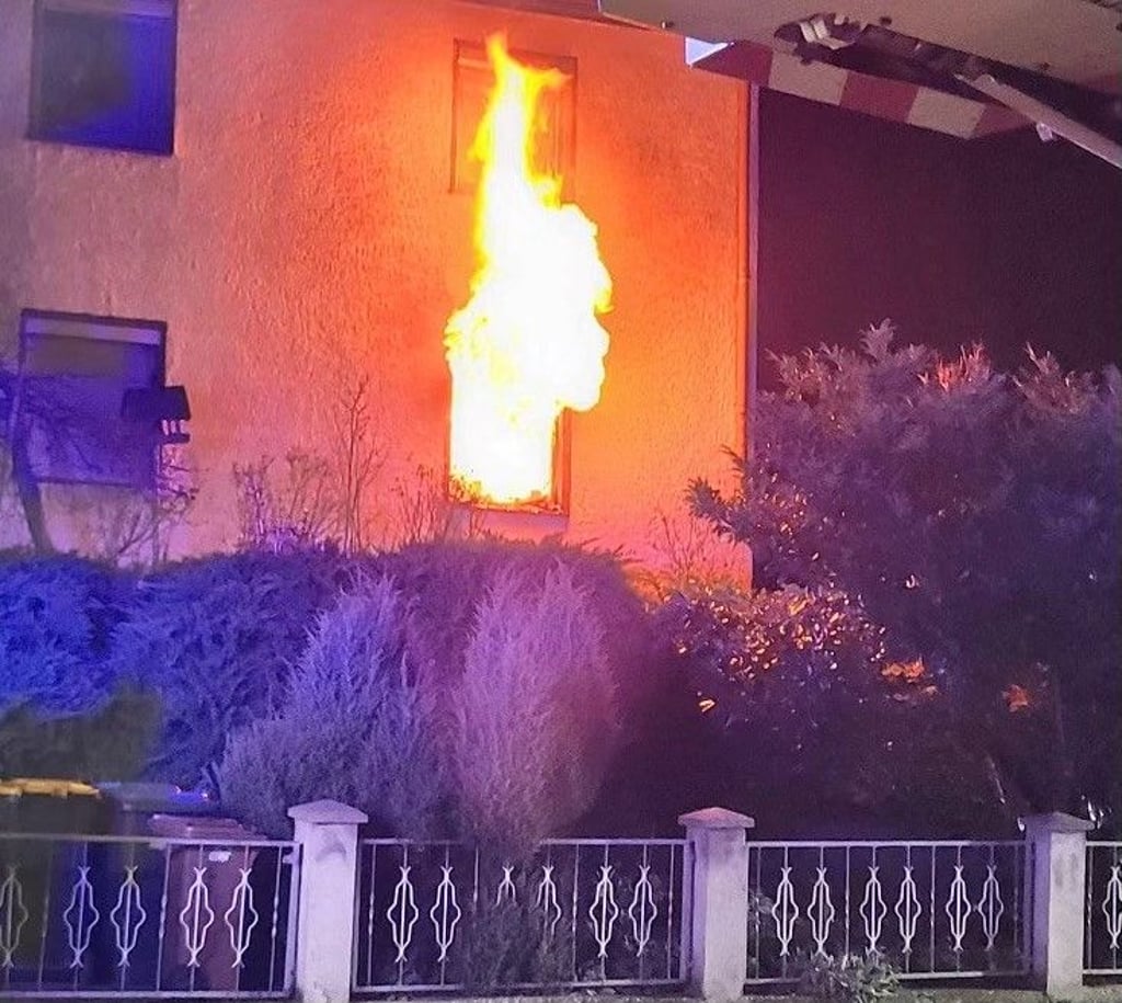 Am Montagabend wird die Feuerwehr Zeitz zu einem Wohnungsbrand nach Theißen gerufen. Im Haus soll sich eine Person befinden.