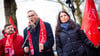 IG-Metall-Verhandlungsführer Thorsten Gröger (M) und Betriebsratschefin Daniela Cavallo in Hannover.