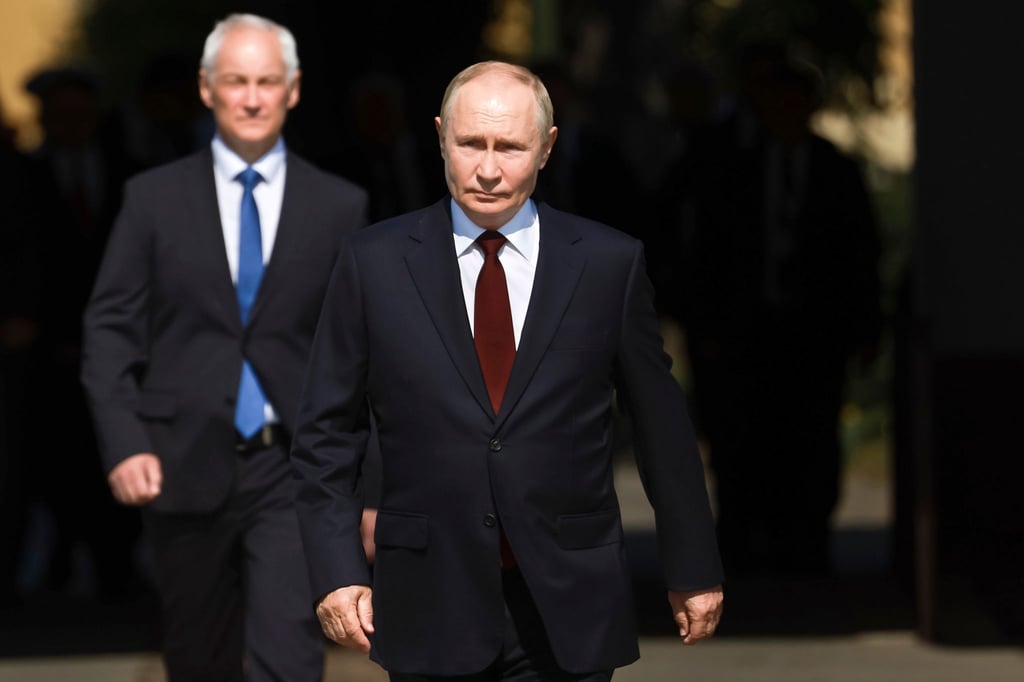 Der russische Präsident Wladimir Putin und sein Verteidigungsminister Andrej Beloussow berichten über Gebietsgewinne in der von Moskau überfallenen Ukraine. (Archivbild)