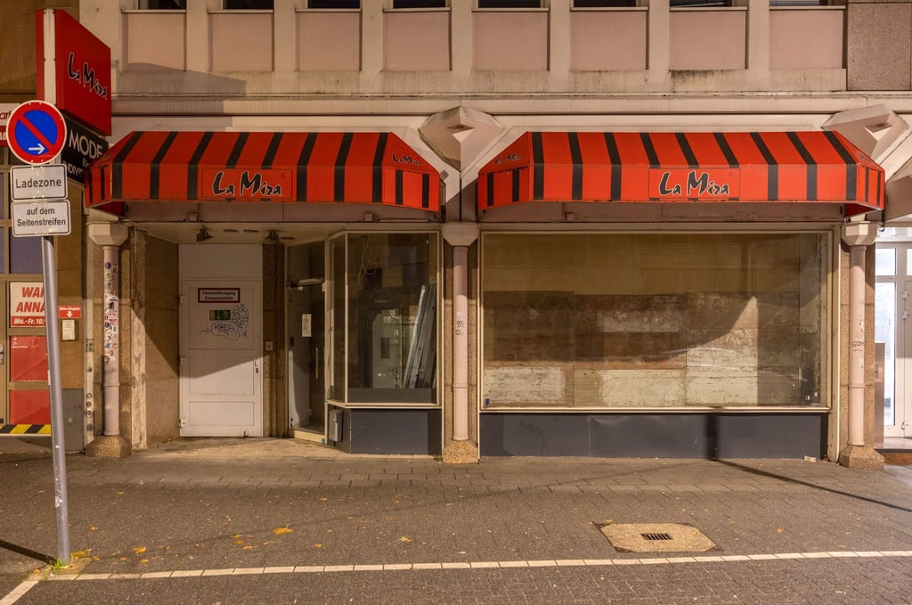 Ein aufgegebenes Geschäft in der Kölner Innenstadt. Der Einzelhandel zählt laut Ifo-Institut zu den Branchen, die besonders pessimistisch auf das kommende Jahr blicken.