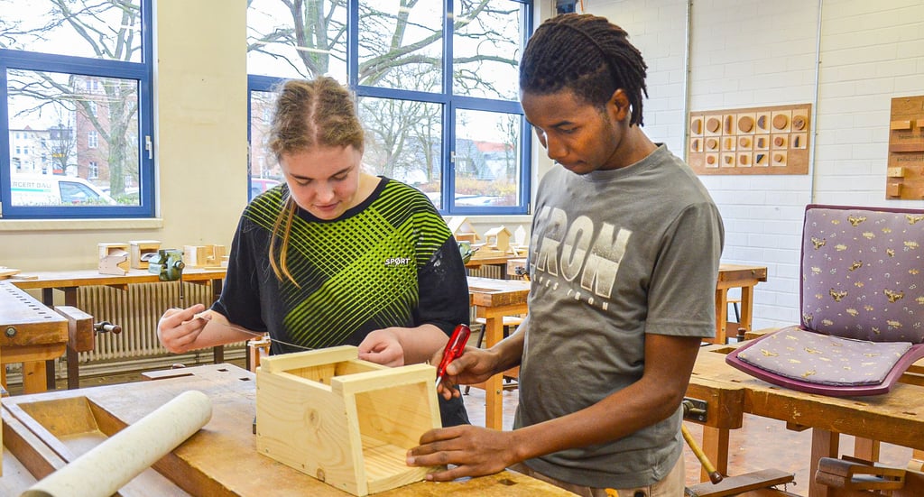 An der Produktion der Vogelhaus-Bausätze waren auch Kim und Thierno aus der Europaschule Oschersleben beteiligt.
