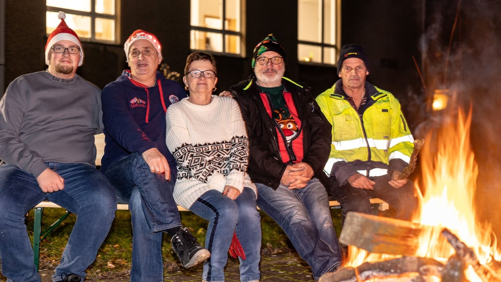 Frank Mensing (2.v.l.) ist die Gute Seele des Heimatvereins Groß Naundorf. Beim Offenen Adventskalender im Dorfgemeinschaftshaus hat er einige seiner Unterstützer um sich gescharrt: Gattin Marion (m.), Sohn Maximilian (l.), Michael Schmidt und Reinhard Pitschke (r.).