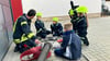 Oktober 2023: Materialkunde steht bei den „Feuerdrachen“, der neuen Kinderfeuerwehr in  Friedrichsbrunn, auf dem Programm – im Freien. 