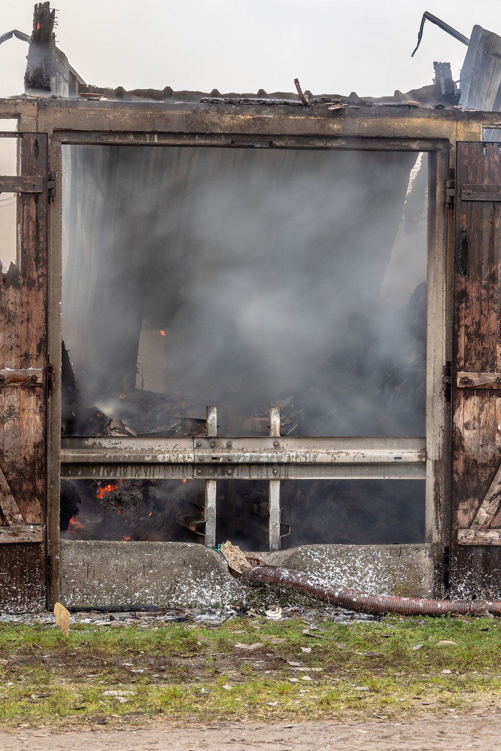 Das herabgestürzte Blechdach deckt die Brandherde ab.