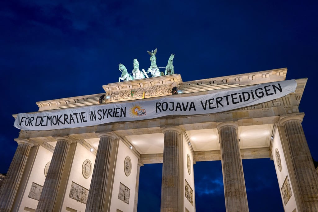 Die Polizei holte vier Aktivisten vom Brandenburger Tor herunter.
