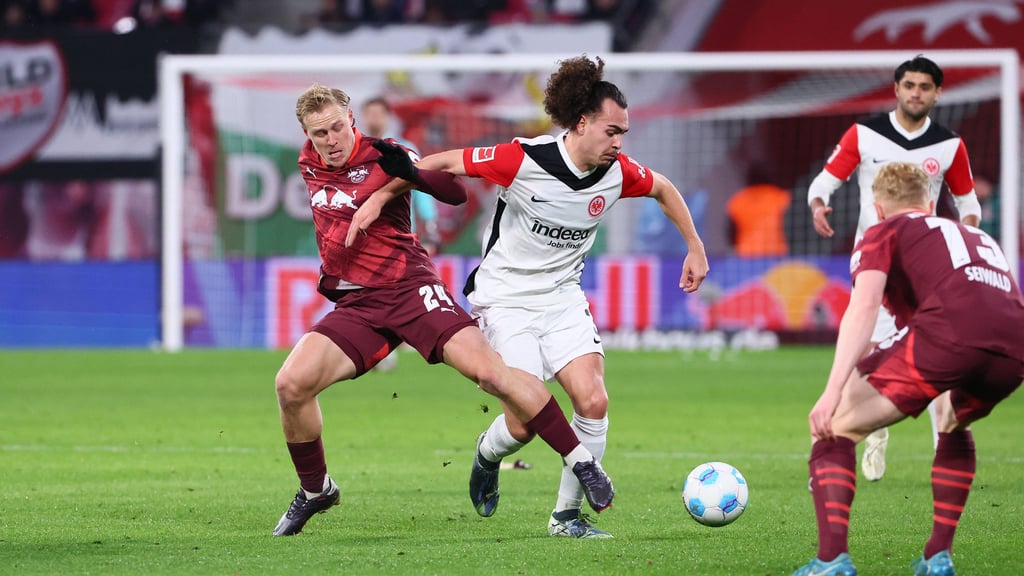 Bissig: Schlager gegen Frankfurts Arthur Theate.