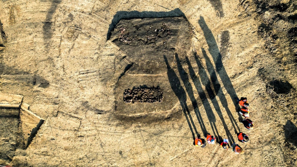An der neuen Stromtrasse Südostlink im Saalekreis sind die Archäologen Grabräubern auf der Spur gekommen, die vor Tausenden Jahren aktiv gewesen sein sollen.