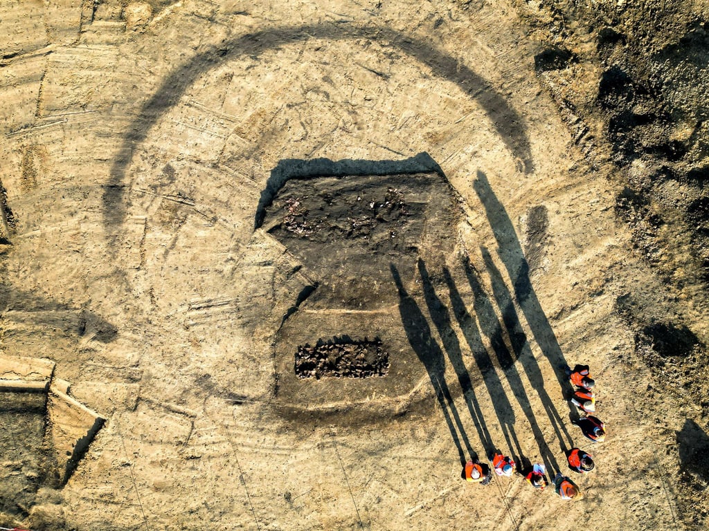 An der neuen Stromtrasse sind die Archäologen Grabräubern auf der Spur, die vor Tausenden Jahren aktiv gewesen sein sollen.