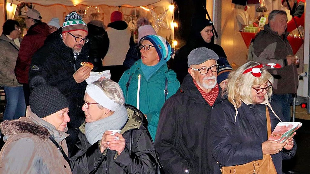 3. Weihnachtssingen auf Freilichtbühne Güsen. Die Besucher waren zufrieden.