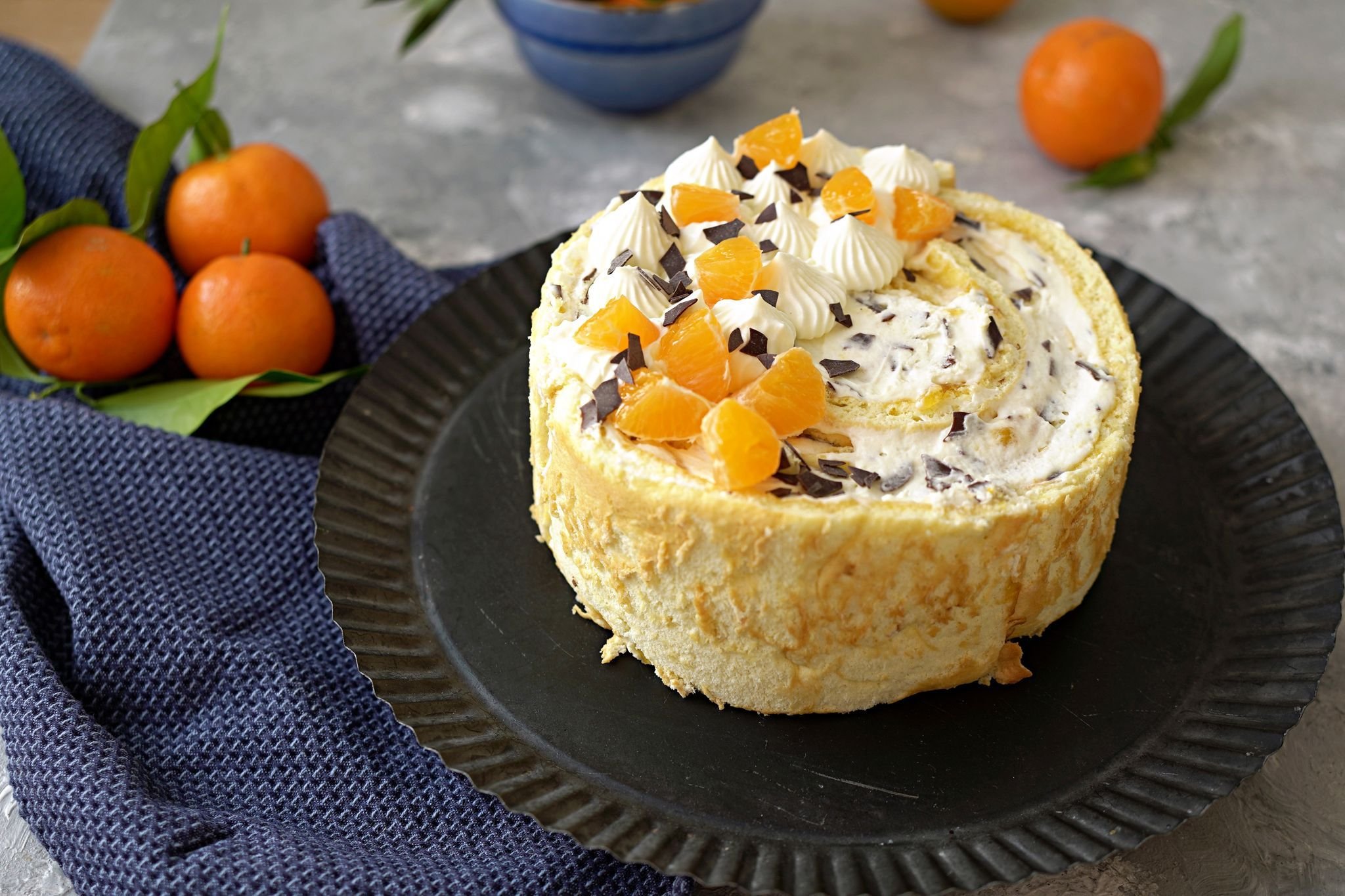 Hingucker aus Biskuit: Raffiniert: Wickeltorte mit Quarkcreme und ...