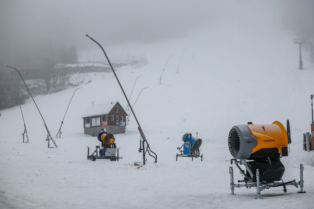 Am Freitag öffnen die Anlagen und Pisten am Fichtelberg. (Archivbild)