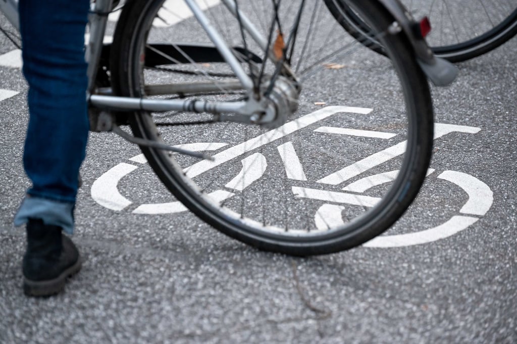Der Fahrradfahrer fuhr nach seinem Sturz einfach weiter.
