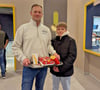 Bad Dürrenbergs Ortswehrleiter Daniel Bucks und sein Sohn Lenny waren unter den ersten Kunden, die am 17. Dezember in die neue McDonald's-Filiale am Autohof Nempitz kamen.