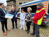 Michael Voland, Udo Knochenhauer, Karin Fleischer, Beatrice Weiß und Mario Fahsel (von links) vor dem ASB-Wünschewagen bei der Spendenübergabe.