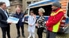 Michael Voland, Udo Knochenhauer, Karin Fleischer, Beatrice Weiß und Mario Fahsel (von links) vor dem ASB-Wünschewagen bei der Spendenübergabe.