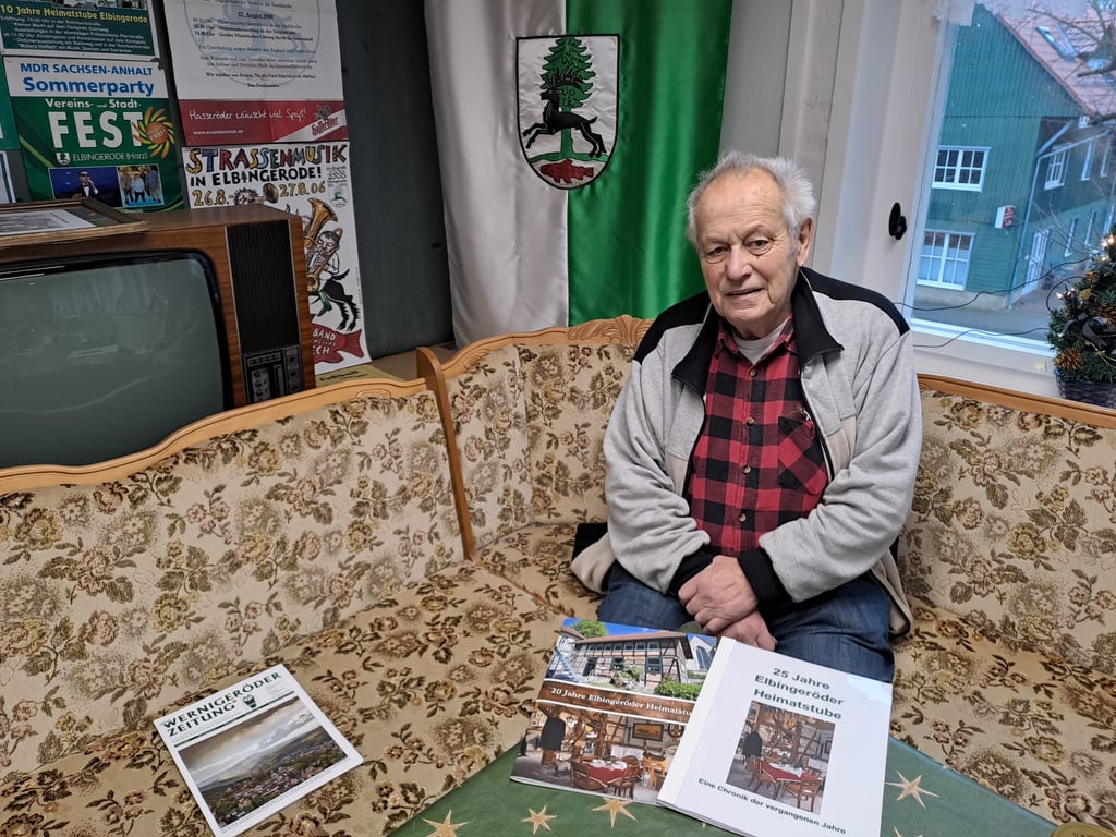 Günther Breutel in der Heimatstube Elbingerode.