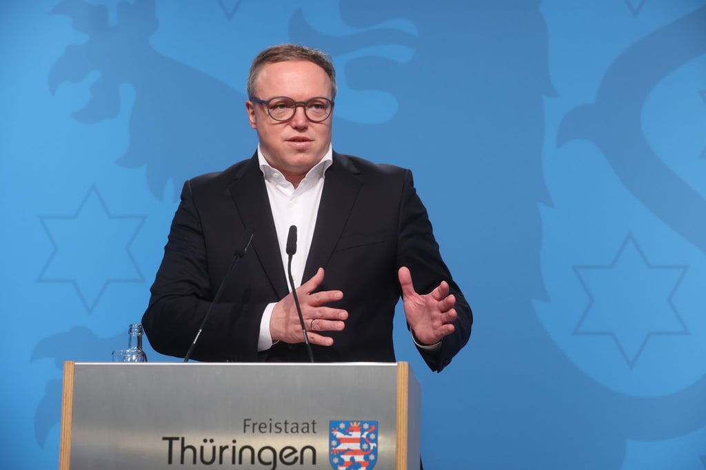 Thüringens neuer Ministerpräsident Mario Voigt bei seiner ersten offiziellen Regierungs-Pressekonferenz.