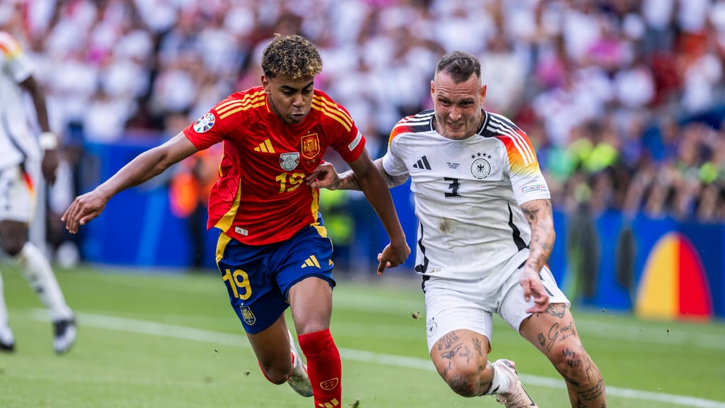 Lamine Yamal fordert David Raum (r.) während des EM-Viertelfinalspiels Spanien gegen Deutschland heraus.