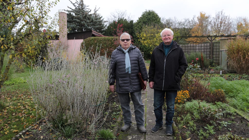 Bernd Richter (l.) und Hans-Jürgen Fischer stehen in einer der Parzellen des Kleingartenvereins. Sie fühlen sich hier wohl. Doch das Idyll ist bedroht.
