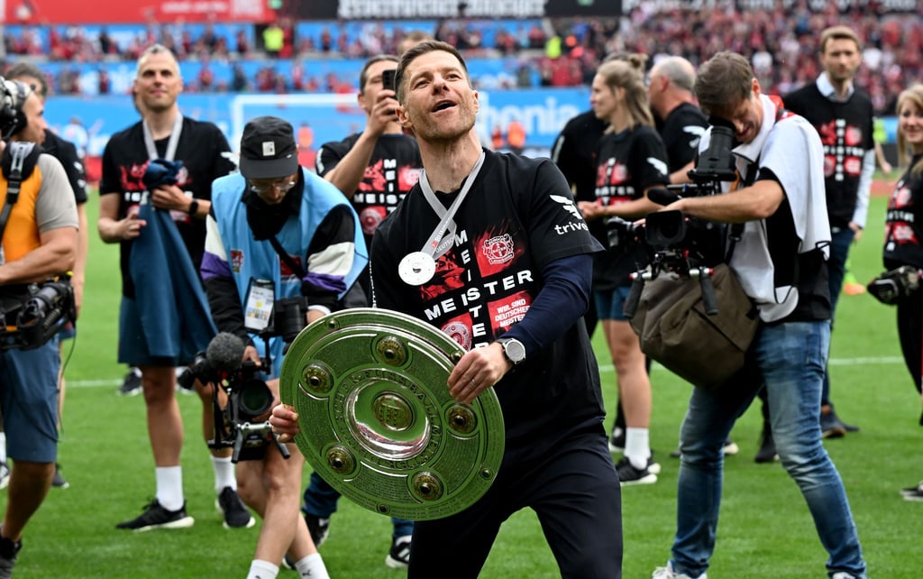 Leverkusens Coach Xabi Alonso beschenkt sein Trainerteam.