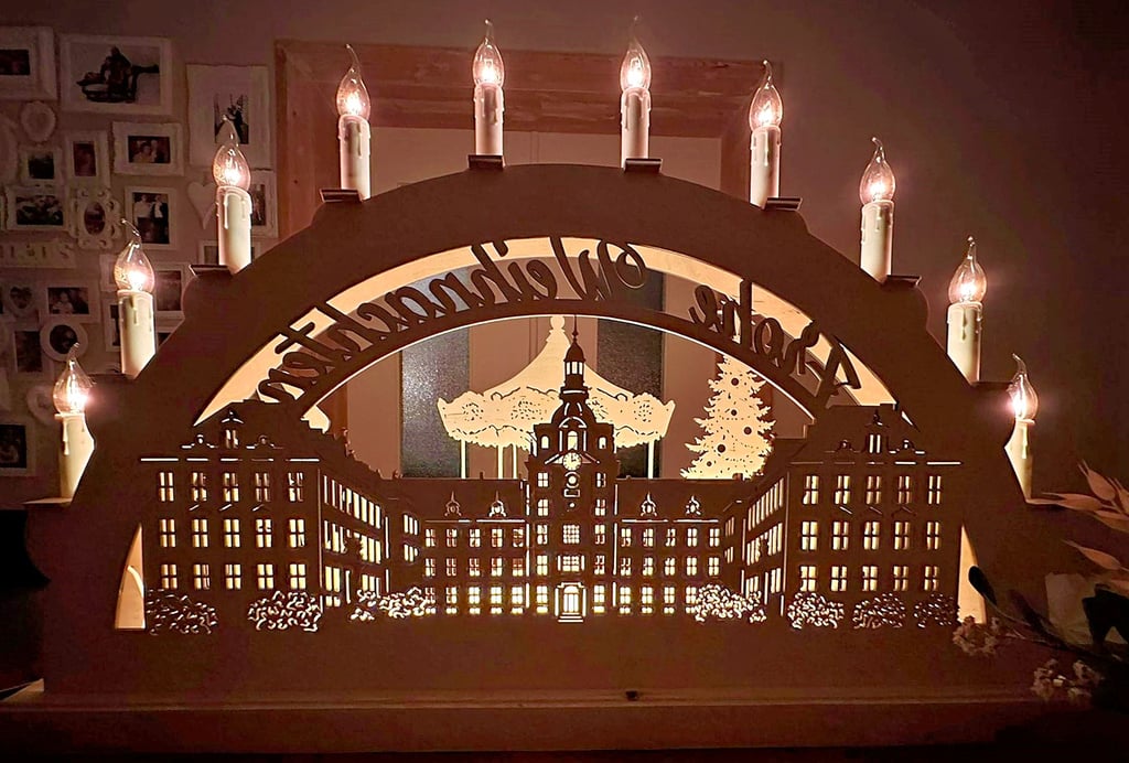 Der Schwibbogen von Robert Willno zeigt das Zerbster Schloss und auf der anderen Seite einen kleinen Weihnachtsmarkt. Er wird nun das Schaufenster der Firma KD Elektroniksysteme GmbH in Zerbst zieren.