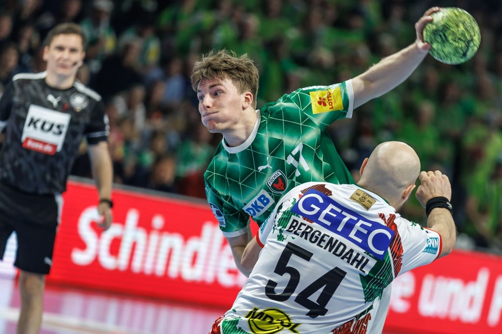 Nils Lichtlein (l) setzt sich gegen Oscar Bergendahl vom SC Magdeburg durch.