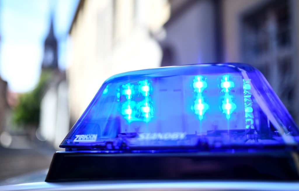 Die Polizei ermittelt wegen des Verdachts eines versuchten Tötungsdelikts. (Symbolbild)