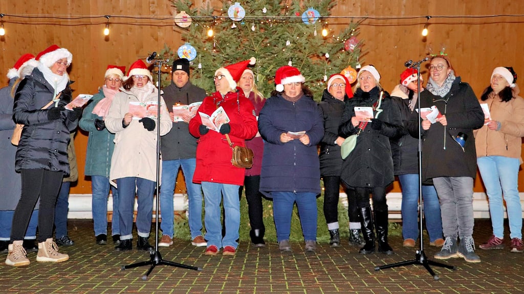 3. Weihnachtssingen auf Freilichtbühne Güsen. Hier der Chor des Heimatvereins.