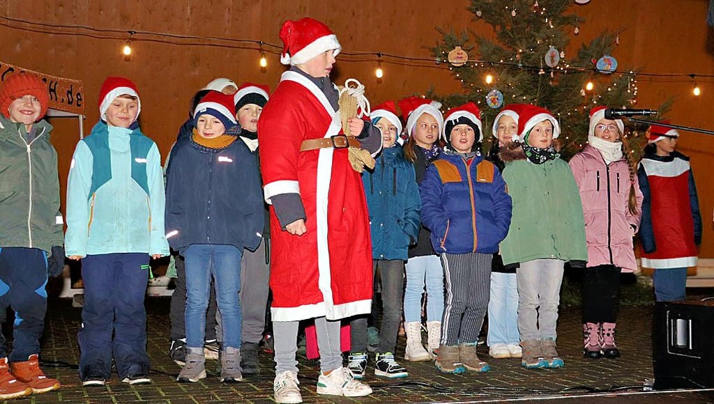 3. Weihnachtssingen auf Freilichtbühne Güsen, Schulkinder, hier die Schulkinder.