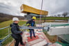 Mathias Behnke (l.) und Gerd Gräbe von der Naumburger Metallbaufirma Behnke installieren mehr als 1.000 Einzelteile für den außerschulischen Lernort „Outer Space", der nach der Fertigstellung im kommenden Jahr einem Ufo gleichen  und Raum für pädagogische Angebote bieten soll. 