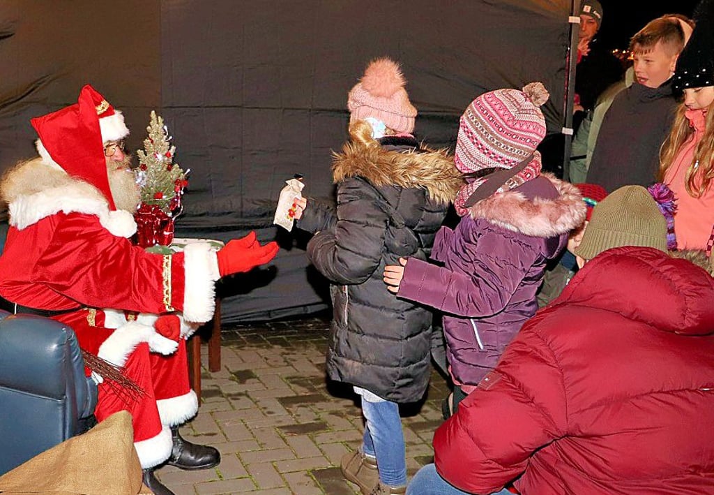 Weihnachtssingen auf Freilichtbühne Güsen: Auch der Weihnachtsmann schaute vorbei.